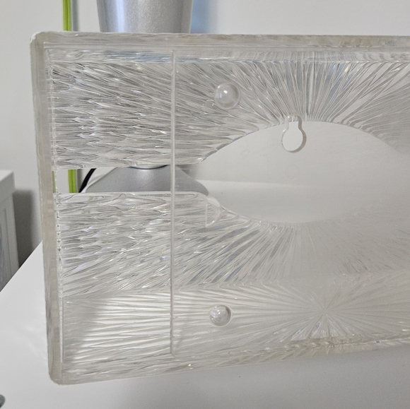 Mid Century Modern Celebrity Acrylic/Lucite Tissue Box Holder - Picture 8 of 9